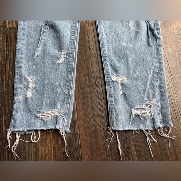 American Eagle Heavily Distressed Mom Jean Womens 4 Long Light Wash Blue Denim - Picture 12 of 12